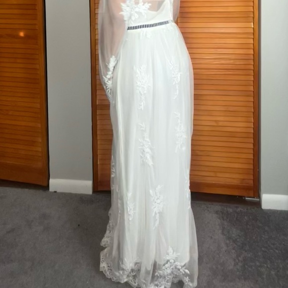 Chic White Embroidered Long Sleeve Dress - Picture 4 of 4